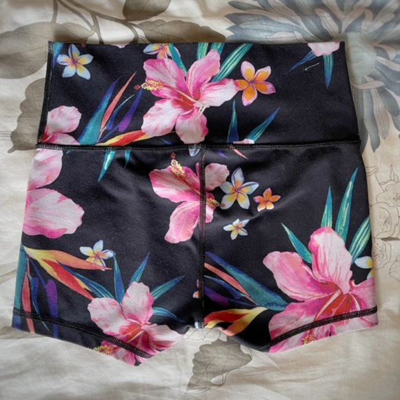 Old Navy Active Fitted High Waisted Hibiscus Pattern Shorts 2.5” Hem, Small - Picture 2 of 6